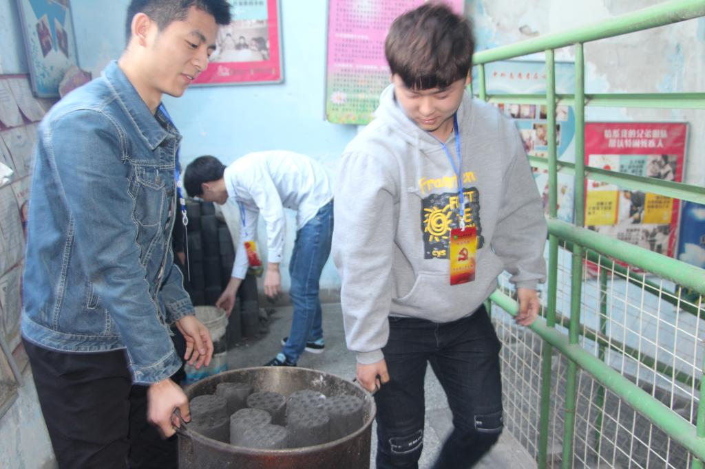 随后的运煤工作虽然辛苦,却也为孩子们的学习生活带来极大的便利。